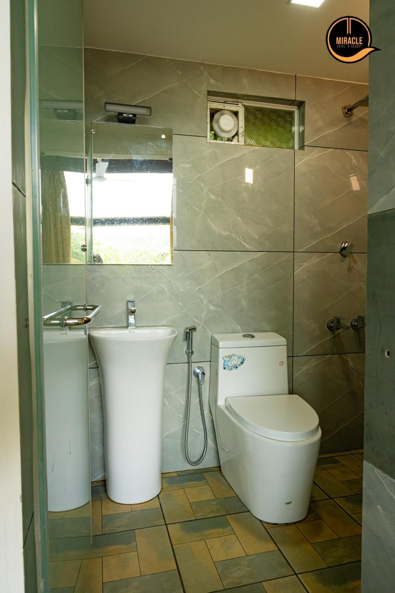 Miracle Hotel And Resorts Кожикоде Экстерьер фото