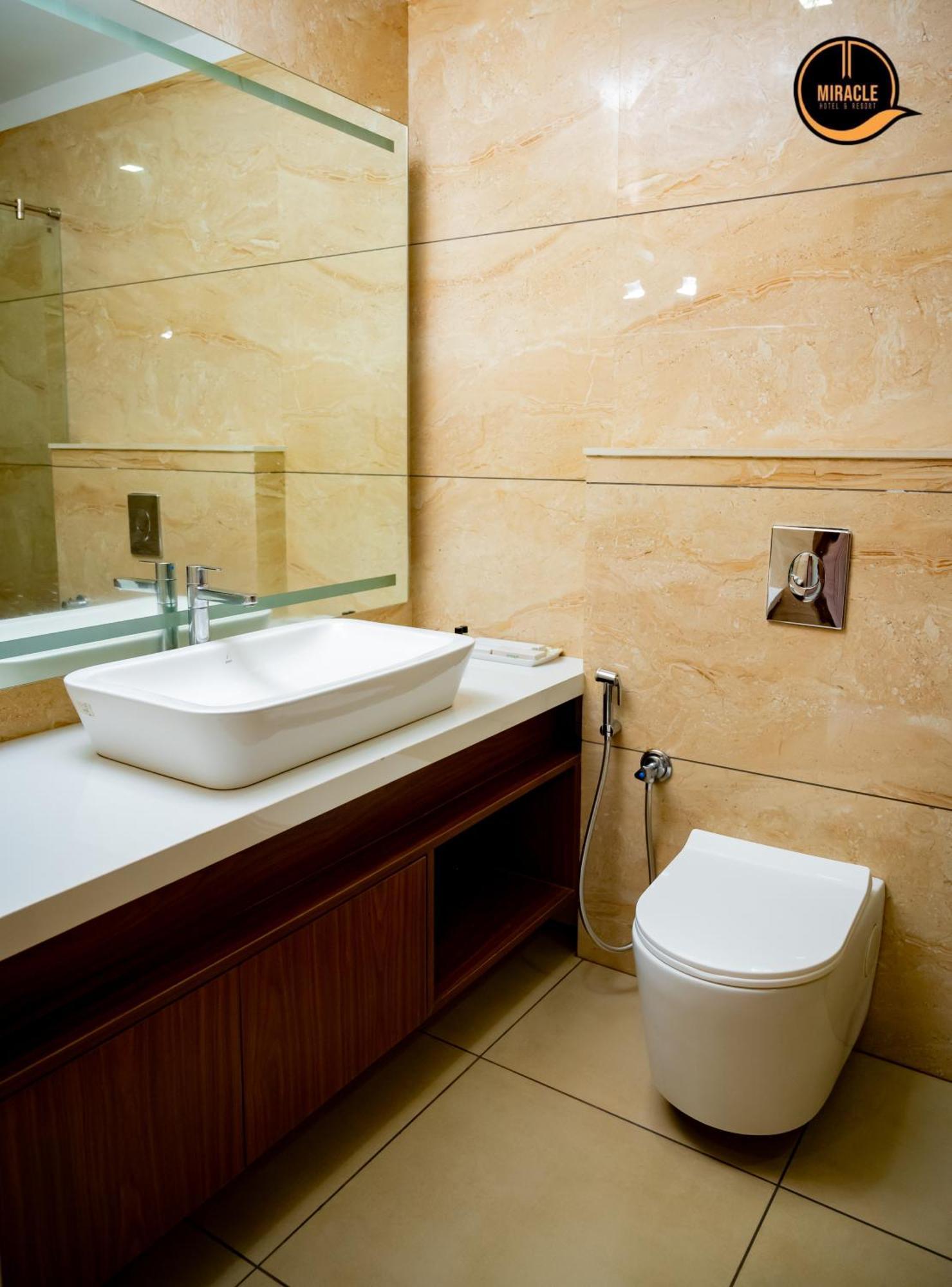 Miracle Hotel And Resorts Кожикоде Номер фото